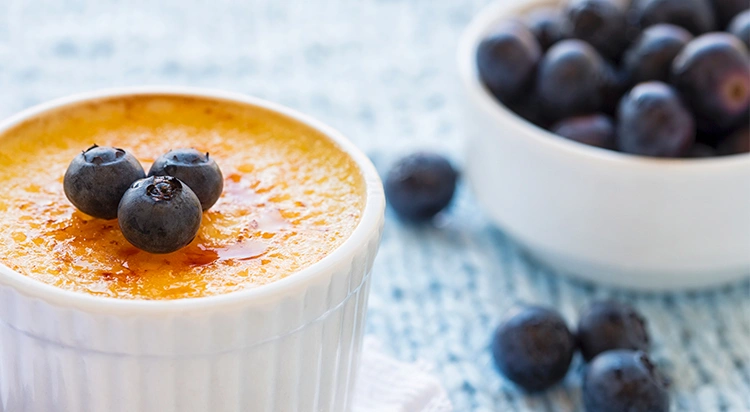 Crème brûlée mit Blaubeeren – Dessert im Roomsteak Grillhouse Starnberg